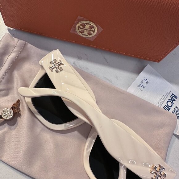 NWT! NEW! Tory Burch Kira Square Chevron Sunglasses -Ivory/Green main image 6